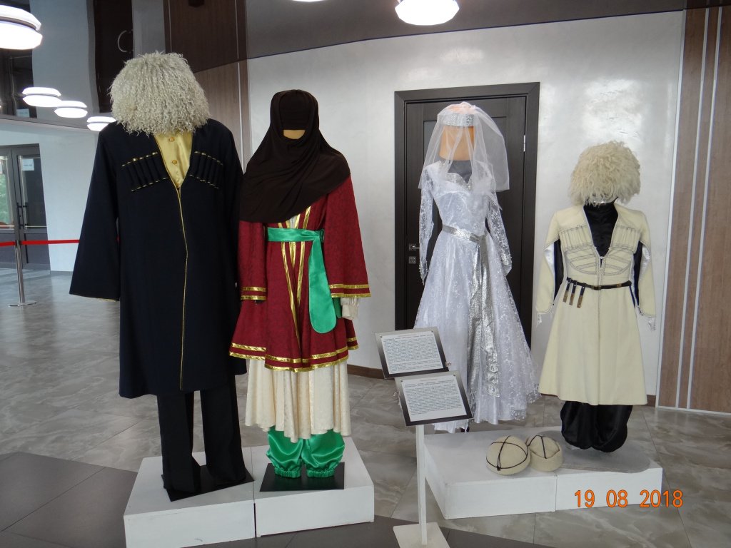 дагестанский и грузинский костюмы.JPG