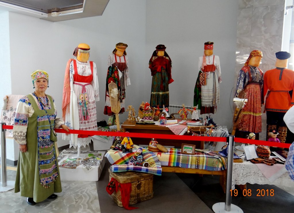 А.Д.Зубехина - мастер, энтузиаст, собиратель коми народных костюмов и традиций у своей экспозиции.JPG